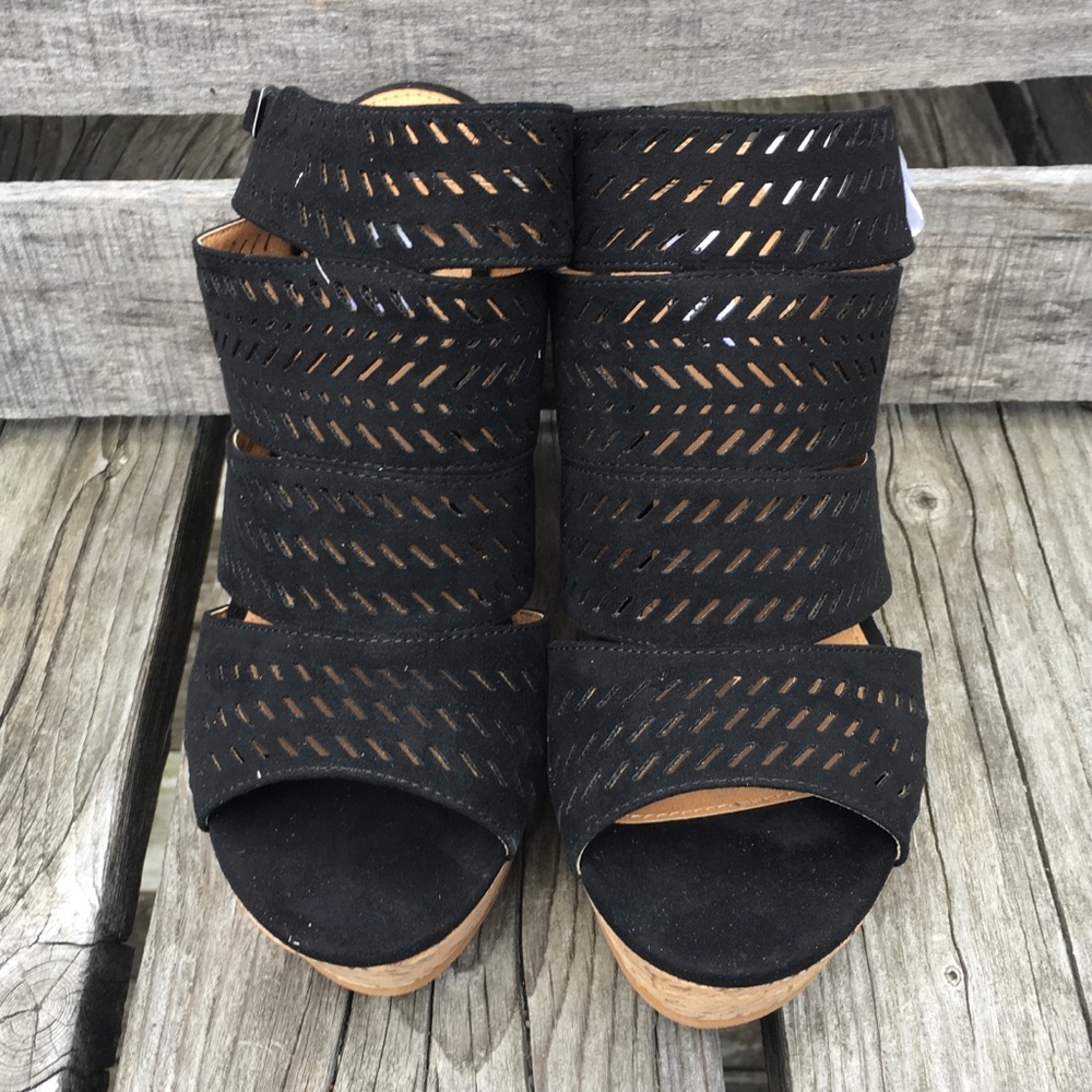 Black Suede Laser Cut Wedge! NEW! - Picture 5 of 9